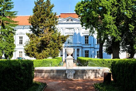 fotografia barokového kaštieľa v Chtelnici s anglickým parkom a rybníkom