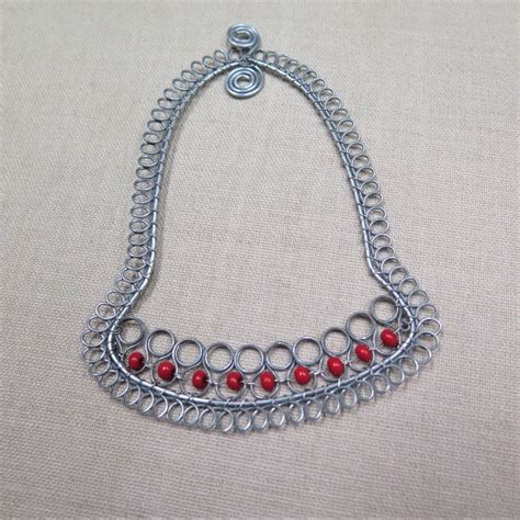 fotografia: Odstraňovanie zarasteného drôtu z kmeňa bonsaja