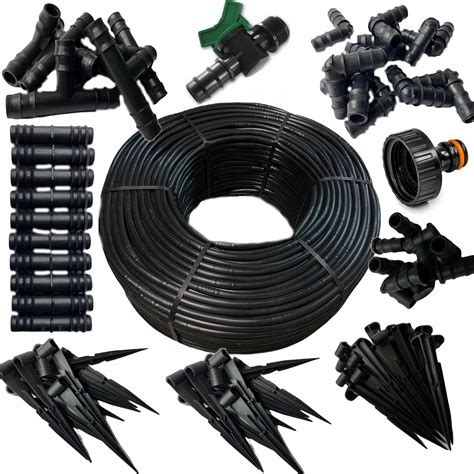 Vizualizácia troch typov zavlažovacích systémov: kvapková závlaha, výsuvný rozprašovač, výsuvný rotačný postrekovač