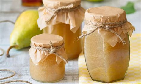 naplnené a uzavreté poháre s morušovým džemom