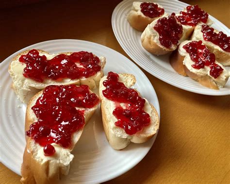 detailne záber na džem namazaný na pečive alebo v tortičke