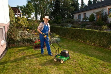 Záhradnícky tím pracujúci na údržbe zelene a trávnika