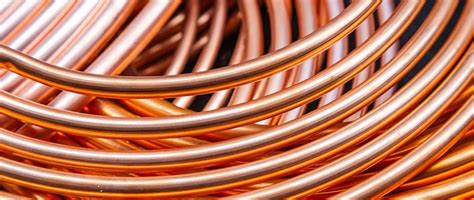 Ilustrácia: medené špirály alebo drôty zapichnuté v záhone pri rastlinách