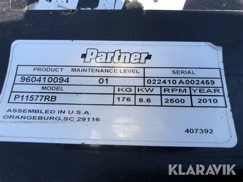 Detail zberného koša traktora Partner P11577RB s vyznačeným objemom 200 l