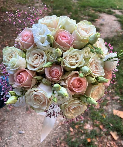 moderná svadobná kytica s rozstrapateným a vzdušným aranžmánom