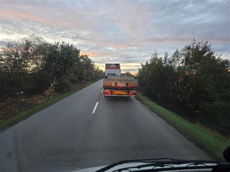 Schéma servisného procesu Bosch: od registrácie náradia, cez online objednávku opravy až po spätné doručenie opraveného stroja kuriérom.