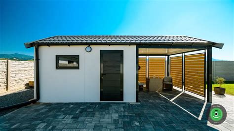 Fotografia dreveného záhradného domčeka s tradičnou sedlovou strechou