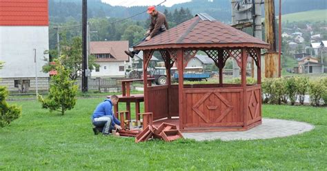 Ilustrácia ochranných funkcií mulču (pred dažďom, slnkom, vysychaním)