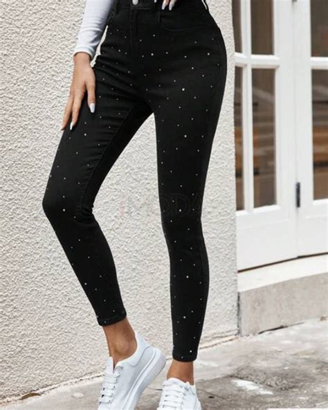 Ukážka aranžmánu bromélie na podnose s kamienkami a vodou pre zvýšenie vlhkosti