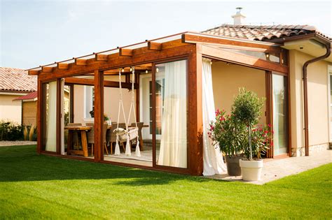 Zimná záhrada s kvitnúcim hamamelom a kalinou v snehu