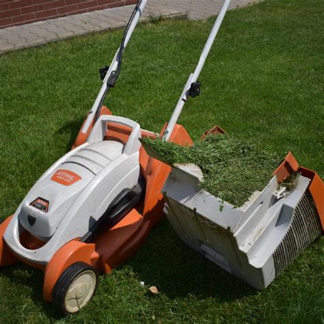 Ilustračné foto akumulátorovej strunovej kosačky v akcii pri okraji trávnika