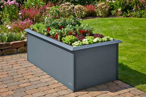 Ilustrácia rôznych typov plastových vyvýšených záhonov umiestnených v záhrade a na balkóne.