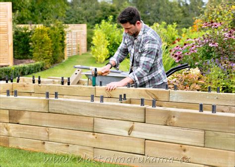 Schéma montáže vyvýšeného záhonu s vyznačenými spojovacími prvkami.