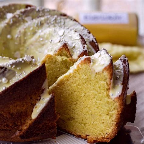 Nalievanie polevy z vaječného likéru na tortu