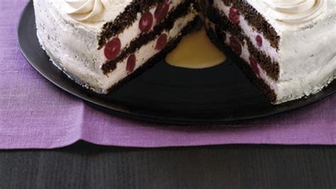 Hotová višňová torta s vaječným likérom