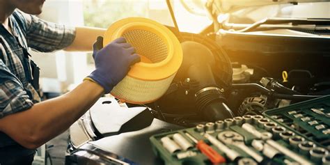 Fotografia umiestnenia olejového filtra na motore záhradného traktora Husqvarna