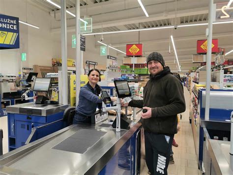Tematické foto: moderná predajňa s usmievavým personálom