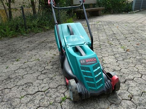 Detailný záber na kosačku Bosch Rotak 32 Ergoflex s viditeľným systémom rukoväte Ergoflex