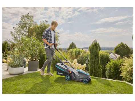 Detailný pohľad na akumulátorovú kosačku Gardena PowerMax na udržiavanom trávniku