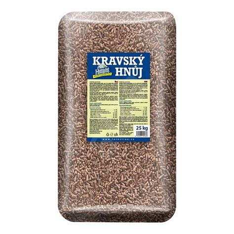 Rôzne druhy prírodných hnojív: kompost, granulovaný hnoj, bylinný výluh, popol