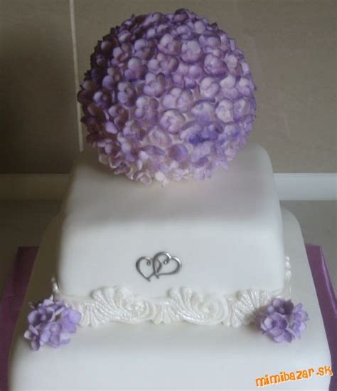 Tematické foto: Detail svadobnej torty zdobenej ružovými hortenziami