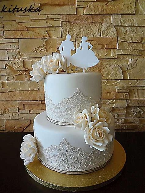 Tematické foto: Vintage svadobná torta s čipkovými ružami a hortenziami