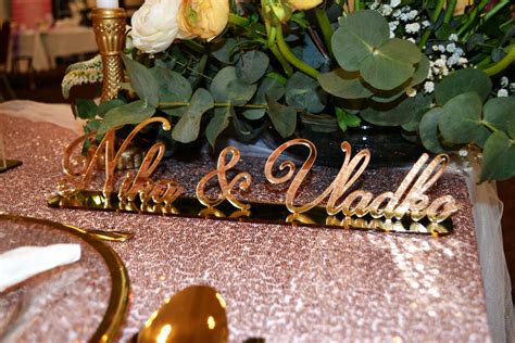 Tematické foto: Svadobný stôl s centrálnou výzdobou z ružových hortenzií