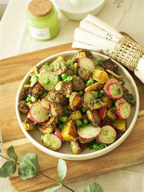 Koláž rôznych jedál s jarnou cibuľkou: šaláty, omáčky, polievky, vaječné pokrmy