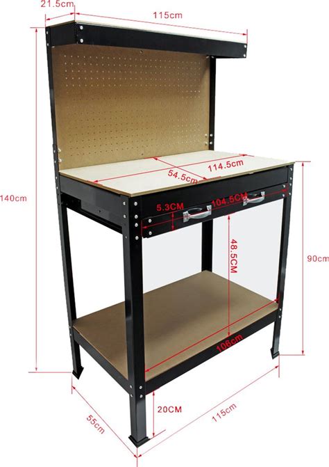 Detailný záber na profesionálny záhradný stôl s odkladacími policami, pracovnou doskou a zaveseným náradím.