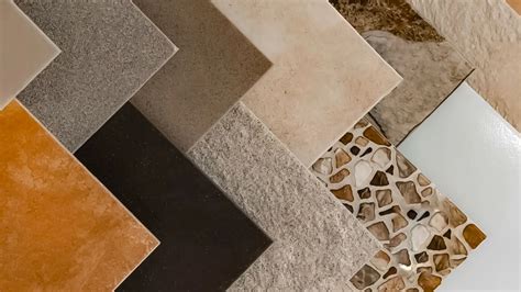 Schéma aplikácie škárovacej hmoty medzi keramické dlaždice s vyznačením ideálnej šírky škáry