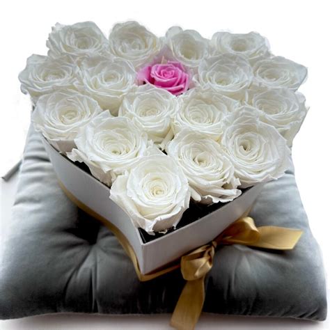 Drevený box v tvare srdca s aranžmánom z preparovaných ruží a hortenzie