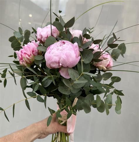 Kytica z ružovej hortenzie a eukalyptu ozdobená saténovou stuhou