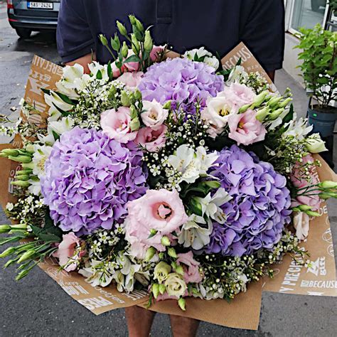 Rôzne farebné varianty kytíc s hortenziou a eukalyptom