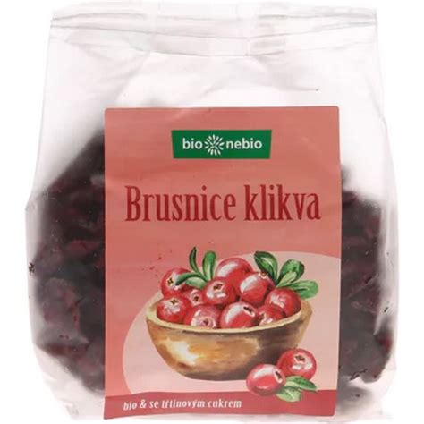 Rôzne produkty z kľukvy: džem, džús, sušené plody