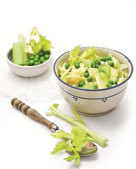 Tematické foto zelerového šalátu s čerstvými ingredienciami a buľvovým zelerom