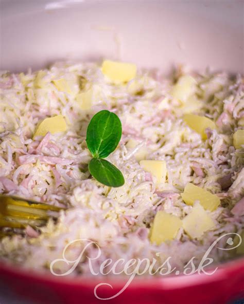 Tematické foto: Zelerový šalát s mrkvou a jablkom, bohato ozdobený