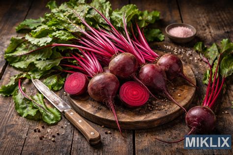 tematické foto: čerstvá cibuľa na drevenom podklade