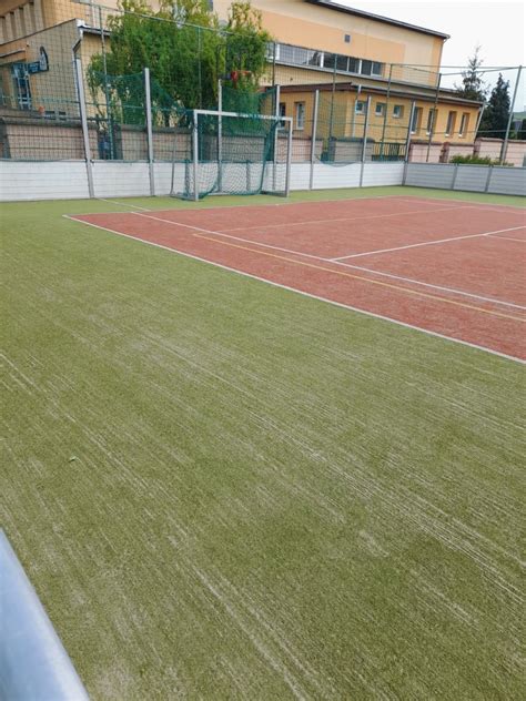 Tematická fotografia umelého futbalového trávnika s hráčmi