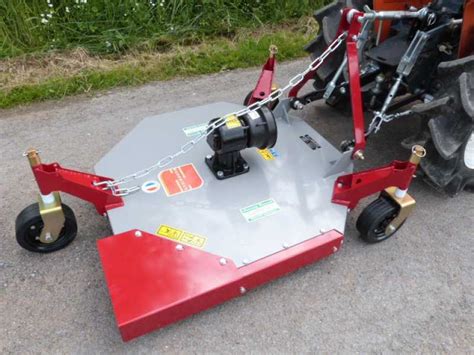 Fotografia moderného traktora/kosačky alebo ostrých nožov kosačky