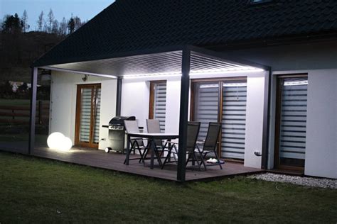 Príklady osvetlenej pergoly s LED reťazami a solárnymi lampami