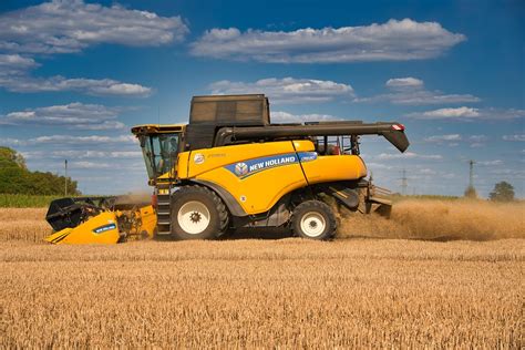 Fotografia: Moderný kombajn zbiera pšenicu na nemeckom poli