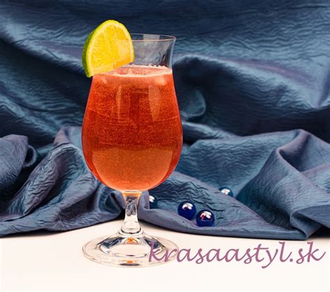 Detailná fotografia pohára s vodkou a ľadom, ktorá zdôrazňuje jej čírosť a hladkosť.