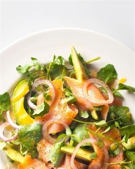 fotografia sviežeho ázijského šalátu s avokádom a mungo fazuľou