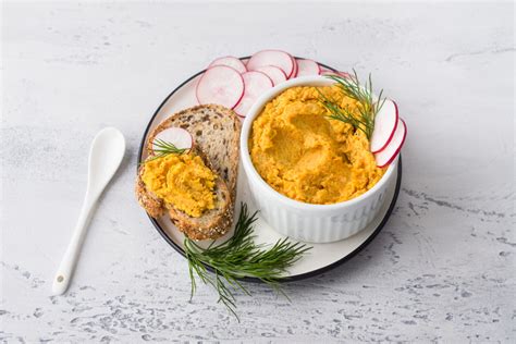 fotografia krémovej mungo nátierky s cesnakom a bylinkami na celozrnnom pečive