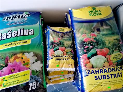 Záhradné substráty, semená a cibuľoviny v predajni Tesco