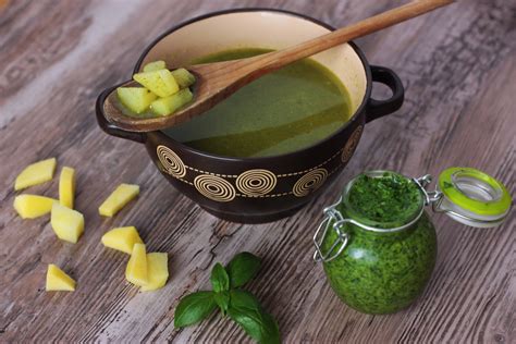 Ilustrácia rôznych spôsobov spracovania medvedieho cesnaku: pesto, nátierka, polievka