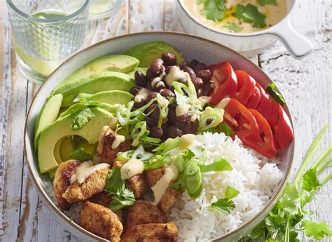 miska s pečeným cesnakom pripraveným na vytlačenie