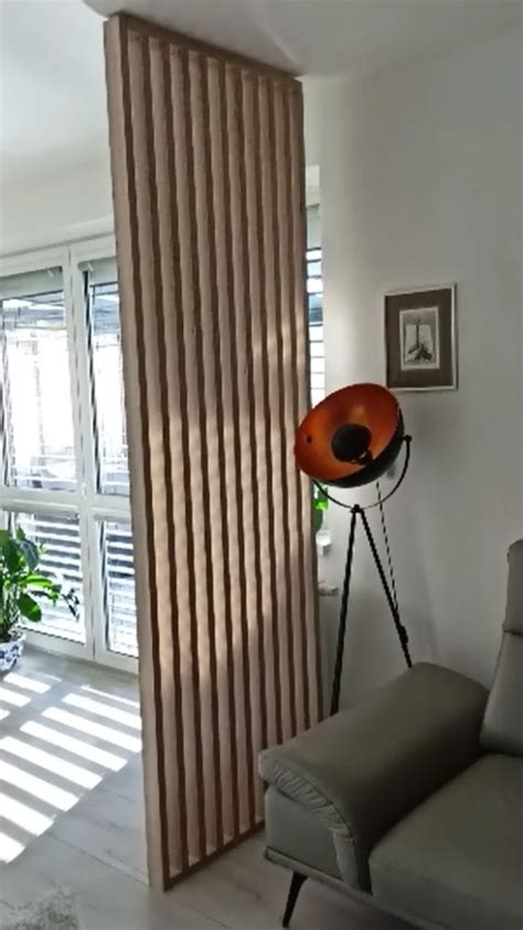 Schéma kombinovania fuchsiových akcentov v neutrálnom obývacom priestore.