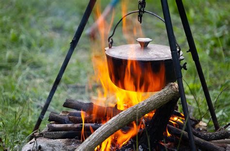ilustračná fotografia čerstvej zeleniny a byliniek na varenie v kuchyni