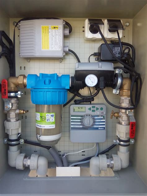 Ilustrácia automatizovaného závlahového systému s riadiacou jednotkou a senzormi